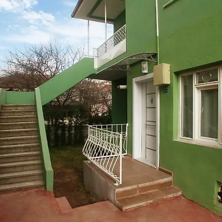 Ozgur Konuk Evi *